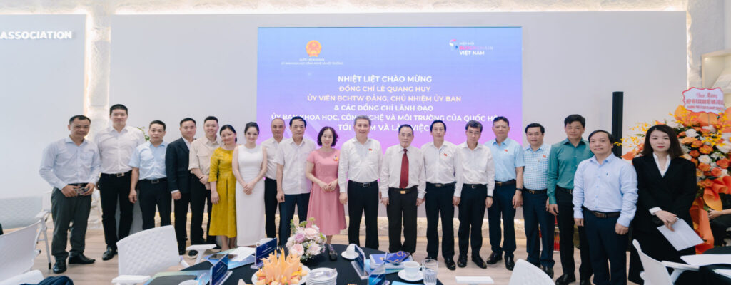 The delegation from the National Assembly’s Committee on Science, Technology, and Environment took a commemorative photo with VBA.