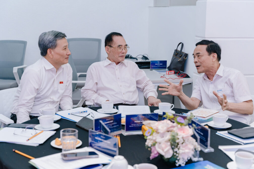 (From left to right) Mr. Lê Quang Huy, Mr. Hoàng Văn Huây, and Mr. Đặng Vũ Sơn openly exchanged ideas and worked together to find solutions to overcome challenges and promote the application of blockchain and AI.