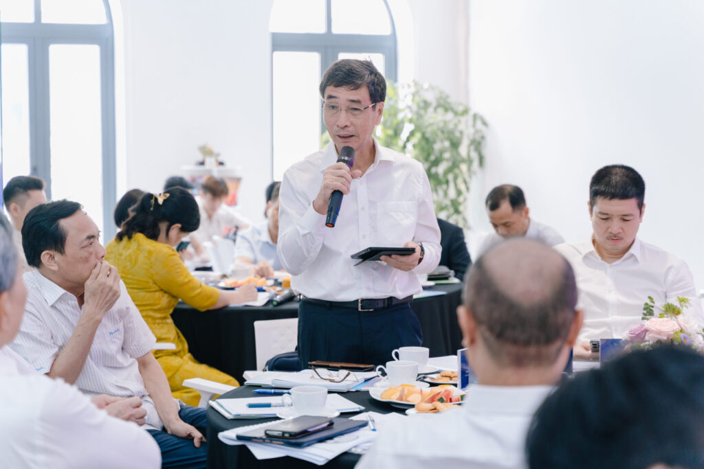 Mr. Trần Việt Hùng, Former Deputy Chief of the Office of the Party Central Committee and Senior Advisor of VBA, summarized the key points of the working session.