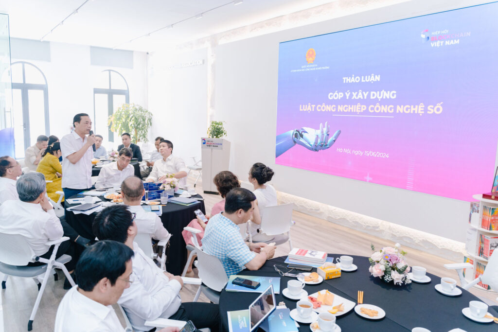 Lieutenant General Đặng Vũ Sơn, Former Head of the Government Cipher Committee and Senior Advisor of the Vietnam Blockchain Association (VBA), contributed his thoughts to the discussion on the development of the Digital Technology Industry Law.