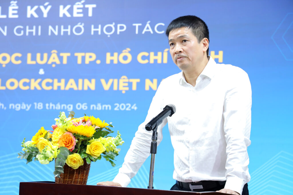 Đại diện Hiệp hội Blockchain Việt Nam phát biểu tại lễ ký kết với Đại học Luật TP.HCM