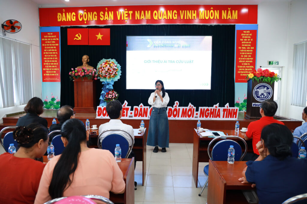 Ms. Nguyễn Thuỳ Đoan introduces AI Tra Cứu Luật to residents and officials of Ward 13