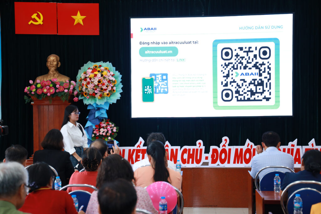 Ward 13 residents use a QR code to log in and experience AI Tra Cứu Luật