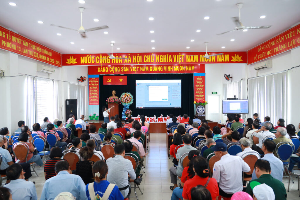 Residents listening to the presentation on AI Tra Cứu Luật at the training session