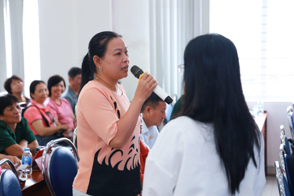 Ms. Lê Thị Hướng, a resident of Ward 13, asks a question about AI Tra Cứu Luật