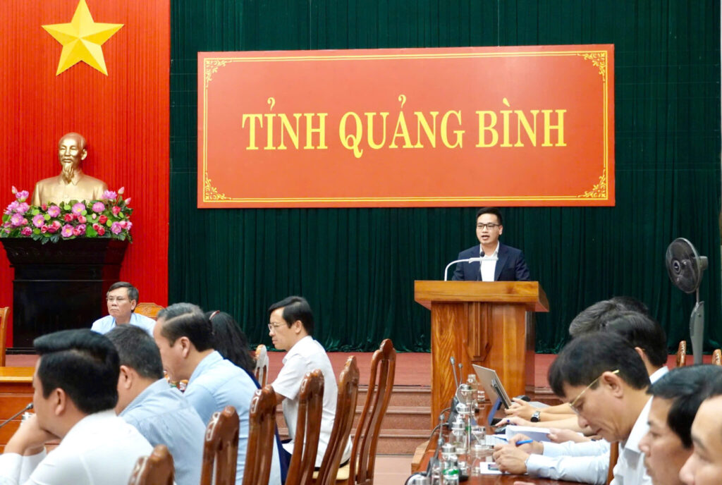 Mr. Nguyen Van Tiep, Deputy Director of Training at the ABAII Academy, presented solutions and AI applications in the digital transformation process to the leaders of Quang Binh Province.