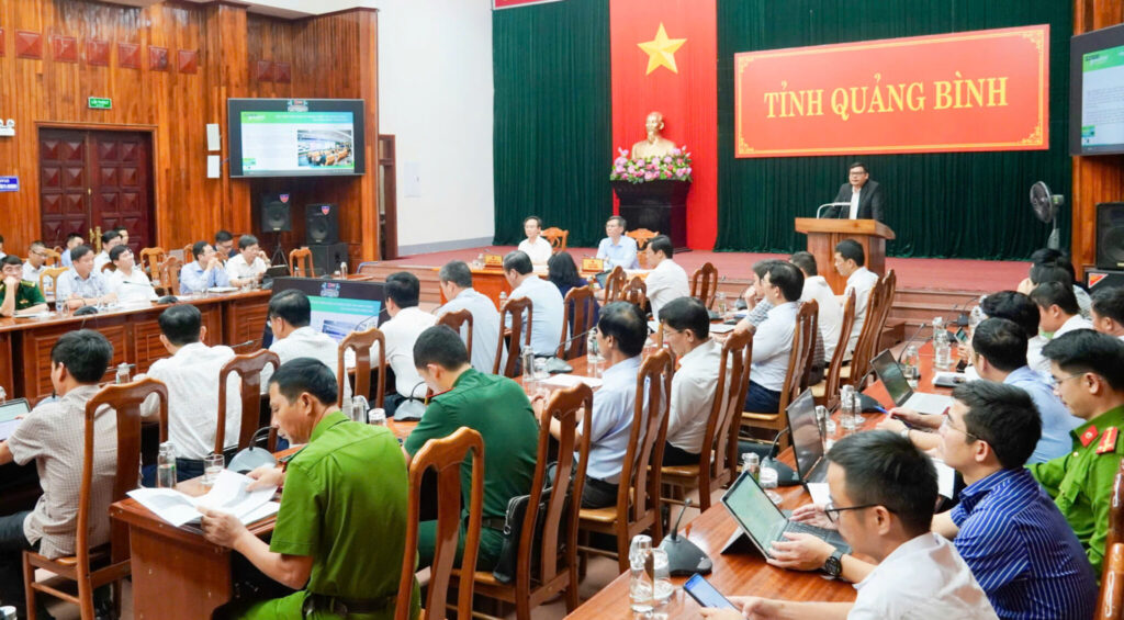 Mr. Nguyen Duc Long, Director of Digital Transformation at the ABAII Academy, shared practical applications of Blockchain and AI in key economic sectors of Quang Binh Province.