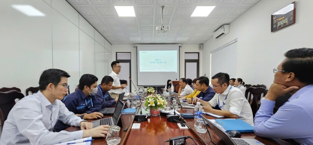 Mr. Nguyễn Nam Hải, lecturer at the ABAII Institute, shared basic concepts and AI applications in business management and operations with the staff of Chu Lai Airport.