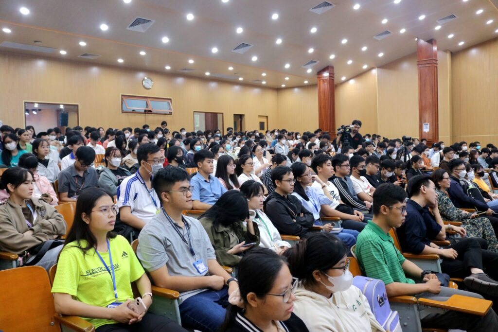 The seminar shared the latest applications of AI in disease diagnosis, drug development research, and surgical support, attracting nearly 500 students and lecturers from the University of Medicine and Pharmacy in Ho Chi Minh City.