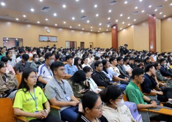 The seminar shared the latest applications of AI in disease diagnosis, drug development research, and surgical support, attracting nearly 500 students and lecturers from the University of Medicine and Pharmacy in Ho Chi Minh City.