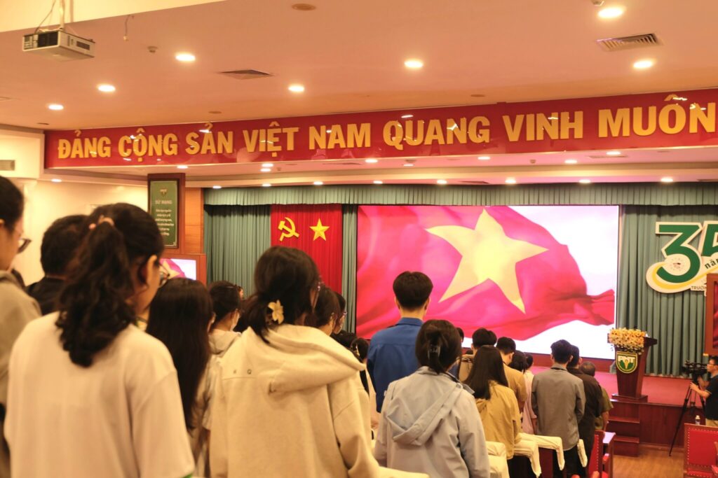 Experts, speakers, guests, faculty members, and Pham Ngoc Thach Medical University students observed a one-minute silence for General Secretary Nguyễn Phú Trọng before the program commenced.