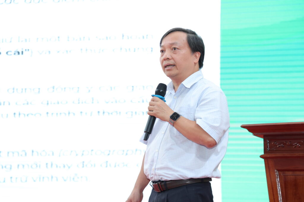 Dr. Le Linh Luong, Deputy Director of the ABAII Institute, emphasized that besides the benefits and efficiency that AI brings, users need to be cautious to use AI responsibly to protect the privacy of themselves and the community.