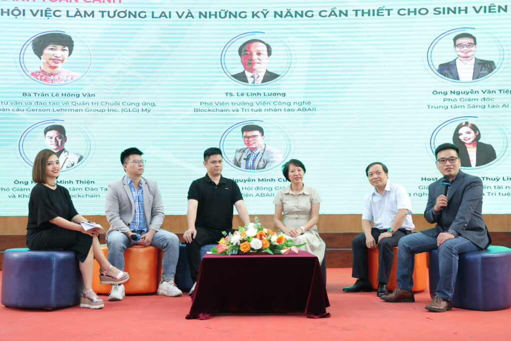 The experts discussed and answered questions directly in the auditorium with the students. From left to right: Ms. Pham Thuy Linh, Mr. Nguyen Minh Cuong, Mr. Hoang Minh Thien, Ms. Tran Le Hong Van, Mr. Le Linh Luong, Mr. Nguyen Minh Tiep.
