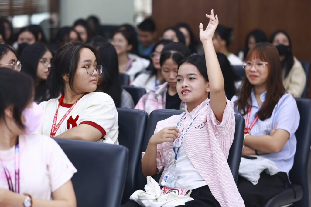 Ho Chi Minh City University of Law students ask questions during the cybersecurity and online fraud training session.