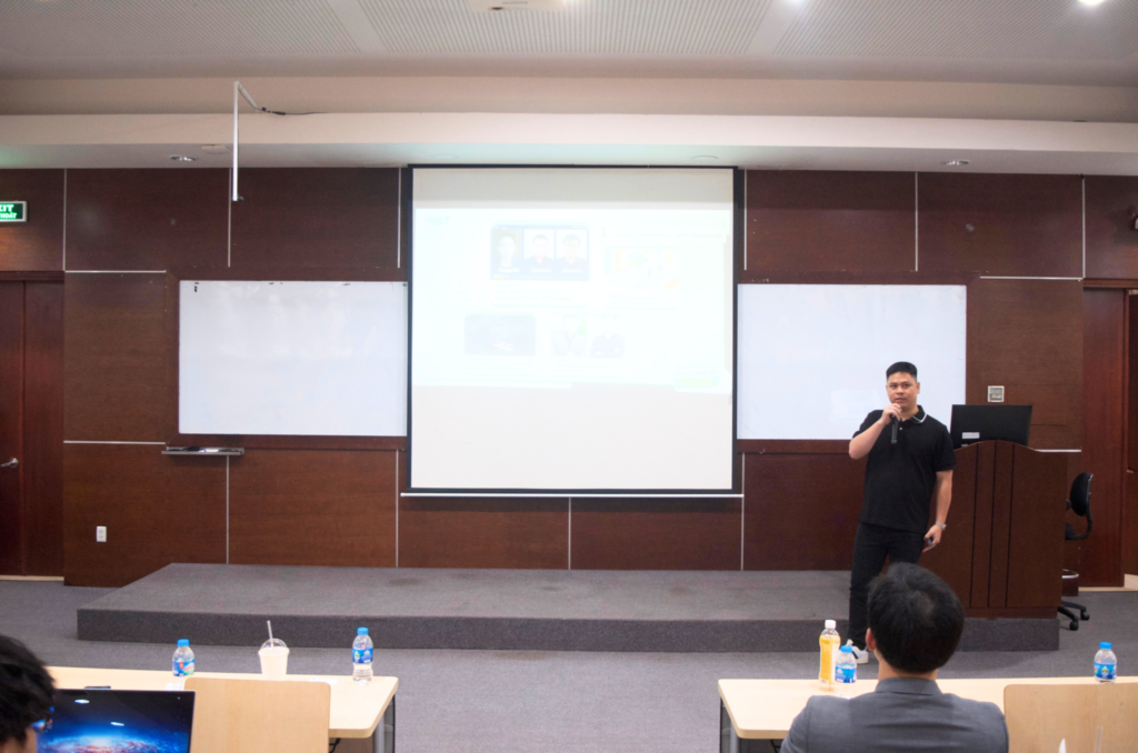 Mr. Hoàng Minh Thiện, Deputy Director of BST and co-founder of the K300 Startup Fund, discussed the high salaries and growth potential in the Blockchain sector at the ABAII Unitour 15 event.