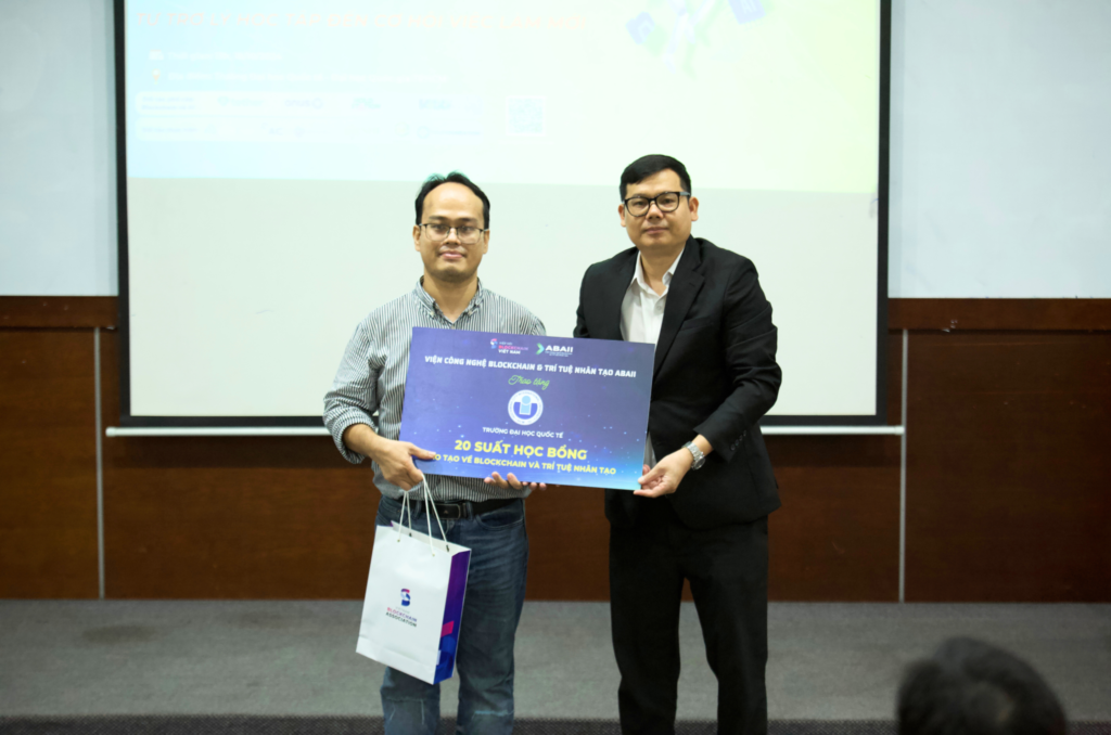 Mr. Nguyễn Đức Long, Director of Digital Transformation at the ABAII Academy, awarded 20 scholarships to students at the International University.