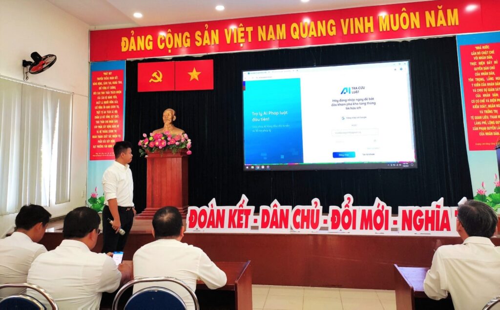 Mr. Trần Phan Nhật Minh introduced the AI Legal Lookup project and provided installation and usage instructions for the officials and civil servants of Ward 13.