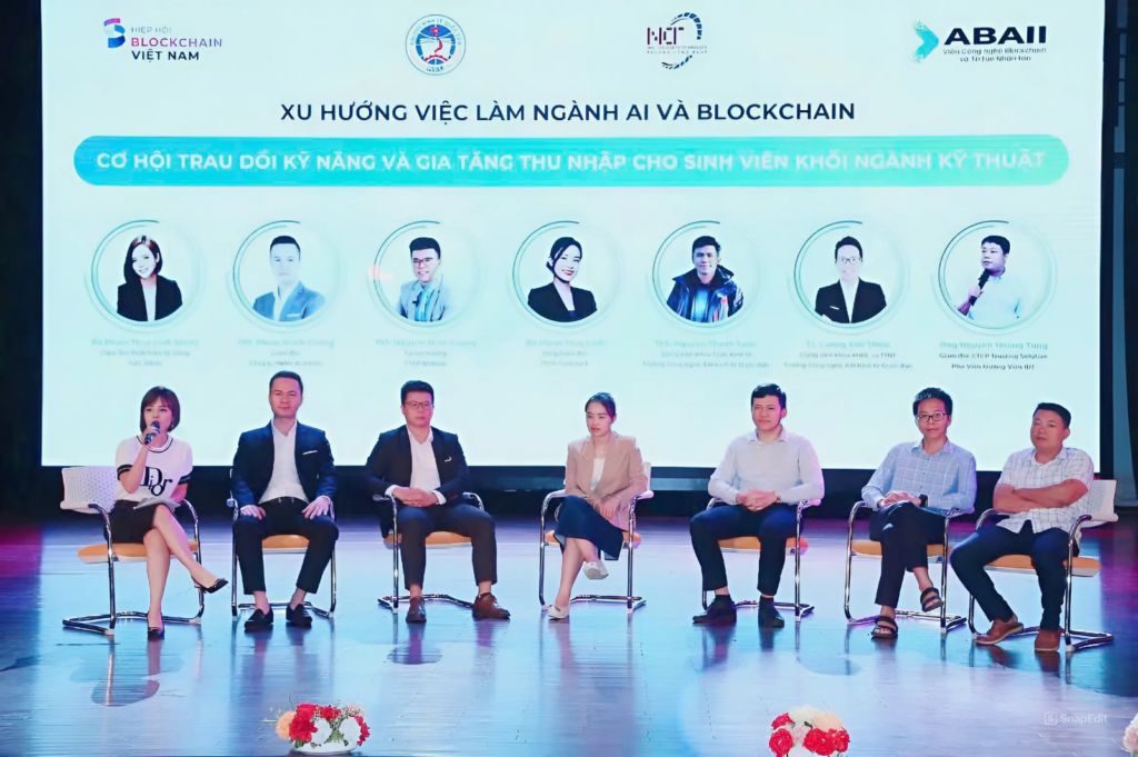 Experts discussed opportunities for gaining AI and Blockchain knowledge and skills to increase income potential, with one such opportunity being MasterTeck, Vietnam’s leading online learning platform for Blockchain and AI.