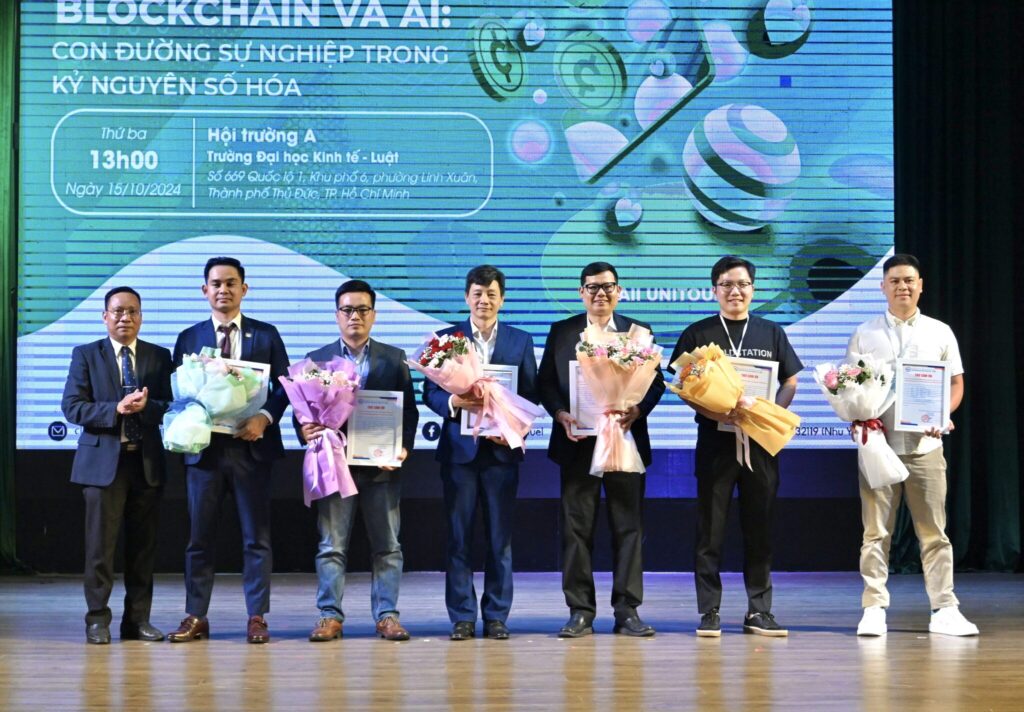 Speakers from the ABAII Institute received flowers and letters of appreciation from the University of Economics and Law, Ho Chi Minh City.