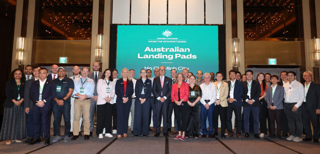 The Australia-Vietnam Technology Forum 2024 saw the participation of a business delegation from Australia, led by Mr. Nicholas Moore (center), representatives from the Vietnam Blockchain Association, Ho Chi Minh City leadership, and pioneering technology companies in Vietnam.