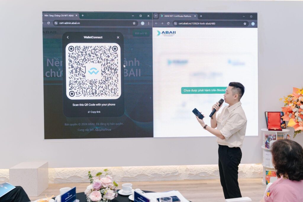 Mr. Trần Dinh, Chairman of the Fintech Application Committee, demonstrated the process of verifying certificates and issuing NFTs on the Polygon blockchain to ensure the transparency and accuracy of the certifications.