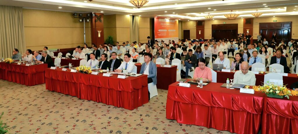 Many leaders and experts in the finance and banking sector gathered to discuss topics such as the digital economy, digital transformation, sustainable development, and Fintech at the 2024 Vietnam Retail Banking Forum.