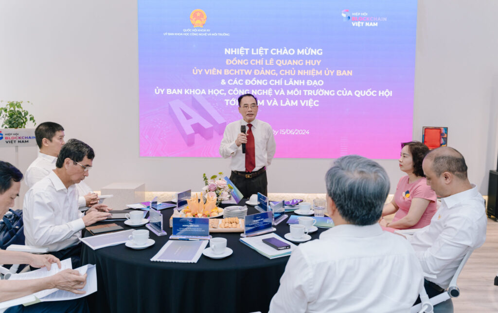 Professor, Doctor of Science Hoàng Văn Huây delivered a welcome speech before officially starting the working session with the National Assembly’s Committee on Science, Technology, and Environment delegation.