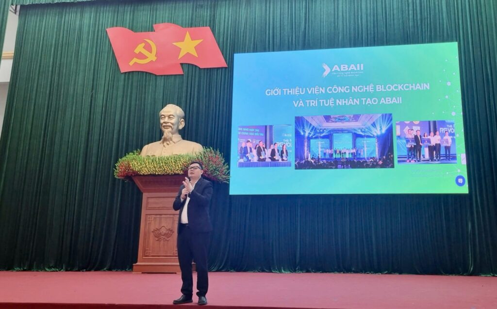 Mr. Nguyễn Đức Long, Director of Digital Transformation at the ABAII Institute, spoke about the role of AI and Blockchain in the digital transformation process at the event