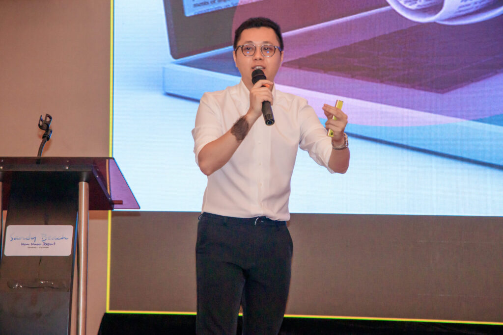 Mr. Trần Huyền Dinh presented the advantages of RWAs compared to previous technologies.