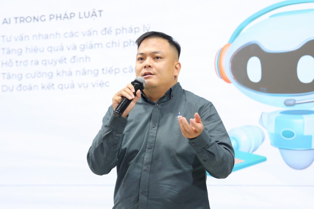 Mr. Hang Minh Loi, Director of the AI Innovation Center, introduced the "AI Legal Lookup" application to students.