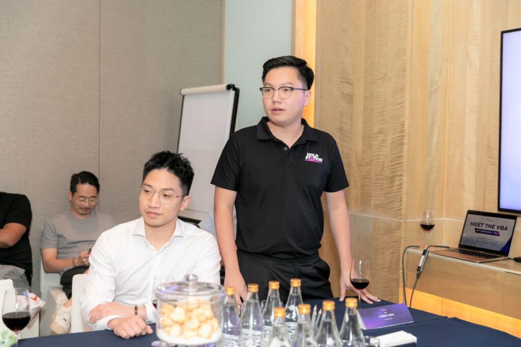 Mr. Bành Trung (standing), Co-founder of HoldStation.