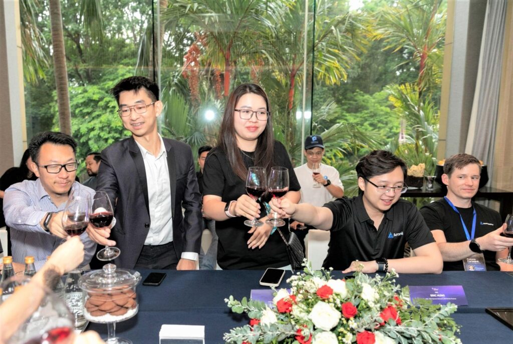 From left to right: Mr. Netero Dai (Director of Asia Development at OKX), Mr. Khải Nguyễn (Vietnam Representative of Chainlink), Ms. Quỳnh Lê (Vietnam Representative of Tether), Mr. Eric Nguyễn (Co-founder, CEO of Spores Networks).