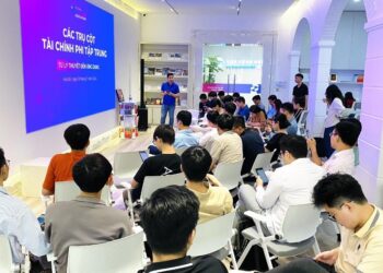 Mr. Nguyen Thanh Nhan, the main expert of the seminar, shared insights on "The Pillars of Decentralized Finance" with a large audience attending the event.