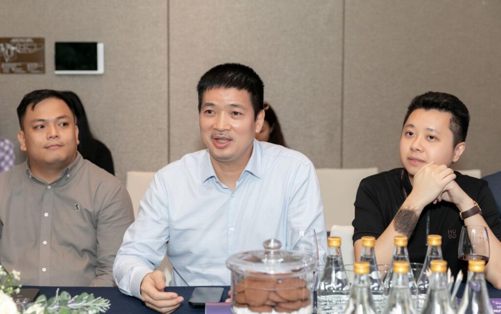 Mr. Phan Đức Trung (center) chaired the informal gathering organized by the Vietnam Blockchain Association on June 6, with domestic and international partners.