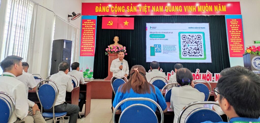 Mr. Tạ Thanh Khiêm, Deputy Secretary of the Party Committee and Chairman of the People's Committee of Ward 13, spoke about the reasons for organizing the training session and the urgent need for residents to access legal information.