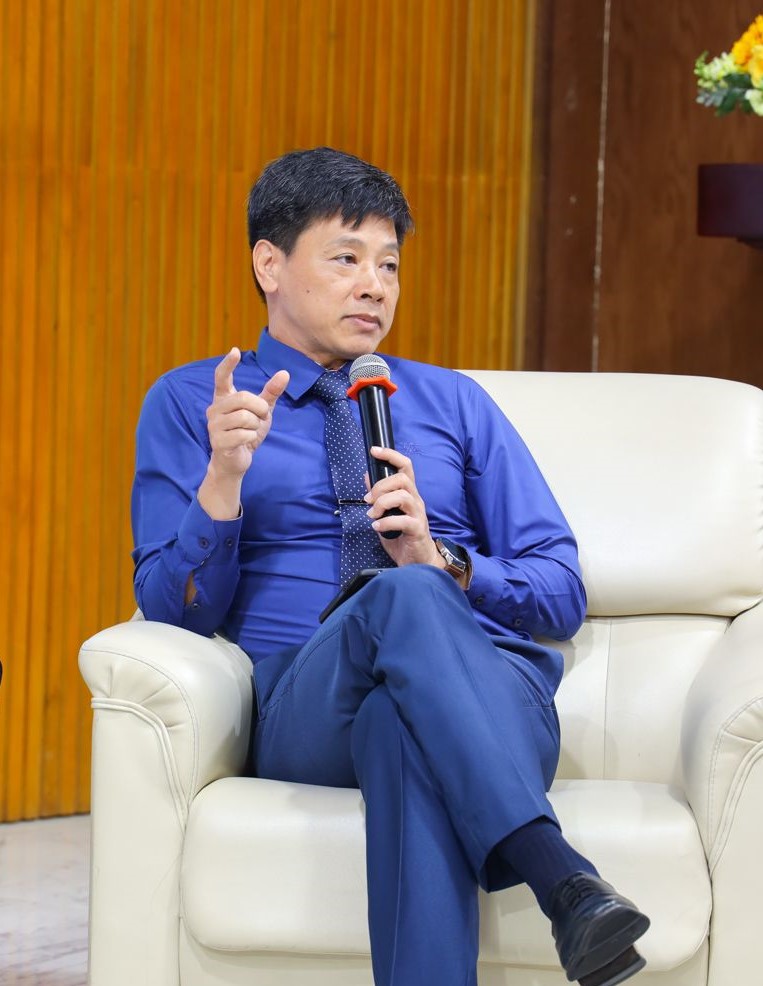 Mr. Dao Trung Thanh, Deputy Director of the ABAII Institute, added his perspective on ethical and information security issues when applying AI tools in real life.