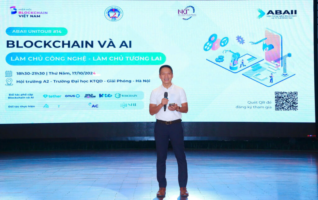 According to Dr. Nguyễn Quang Huy, students need to grasp and master Blockchain and AI technologies to gain a competitive edge in the future labor market.