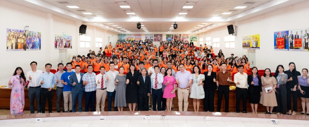 The seminar "Innovation and Application of Fintech & Blockchain Technology in the Digital Economy" received enthusiastic support and active participation from more than 400 students of Ho Chi Minh City University of Technology (Hutech).