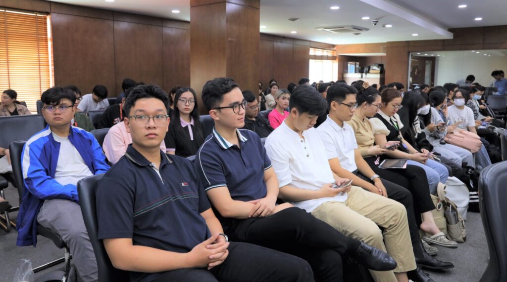 Students at Ho Chi Minh City University of Law listened attentively to the speakers' presentations.