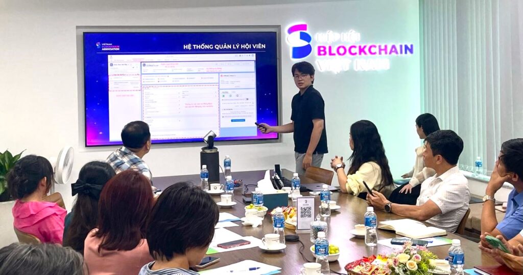 Representatives of the Vietnam Blockchain Association proposed technology application solutions for administrative work.