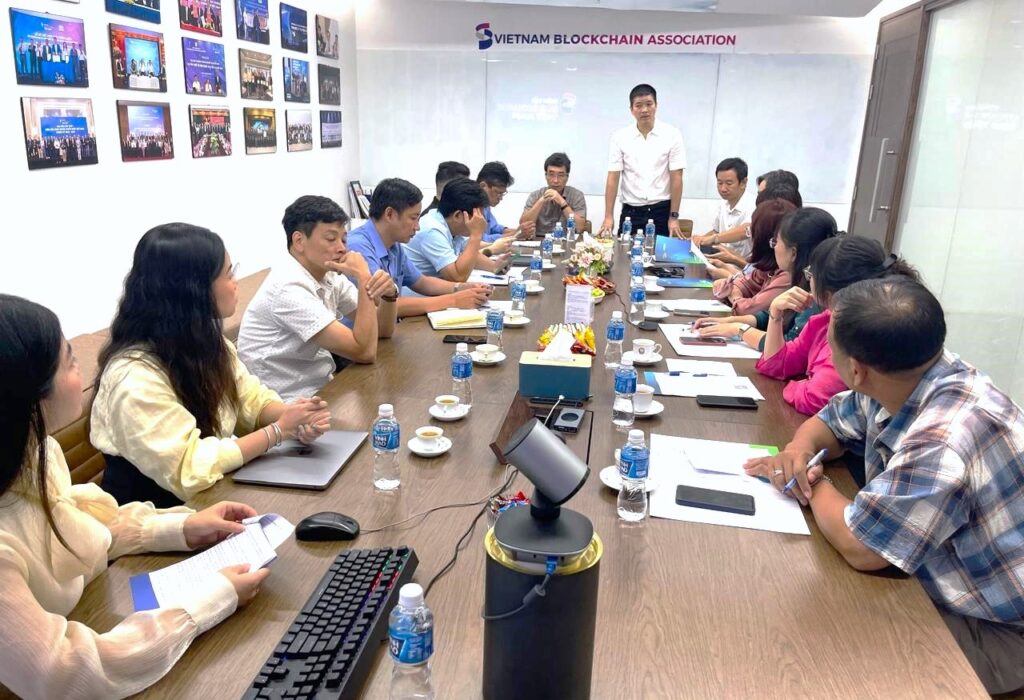 Mr. Phan Đức Trung, representing the Vietnam Blockchain Association, welcomed the Ho Chi Minh City Party Committee Office’s leaders and staff for their visit and training on AI application in administrative work.