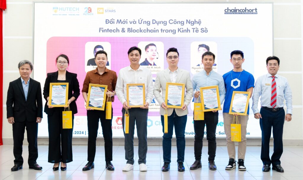 A representative from Hutech University presented letters of appreciation to the experts and speakers who attended the program and shared their knowledge and skills on innovation and the application of Fintech & Blockchain technologies.