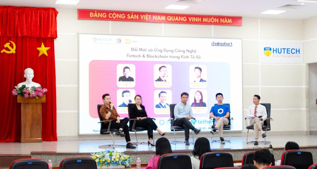 (From left to right) Mr. Trần Dinh (Chair of the Fintech Applications Committee, VBA), Ms. Lê Vũ Hương Quỳnh (Market Development Director for Vietnam at Tether), Mr. Nguyễn Hoàng Minh (Representative of Fire Group Technology), Mr. Nguyễn Cao Tấn Khải (Representative of Chainlink Vietnam), and the moderator, discussed the challenges and employment opportunities in the Fintech sector for students.