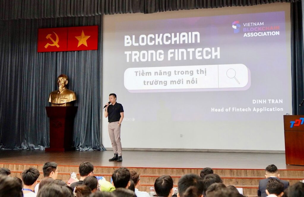 Mr. Tran Huyen Dinh, Chairman of the Fintech Application Committee of the Vietnam Blockchain Association, underscores the promising career opportunities in Blockchain and AI.