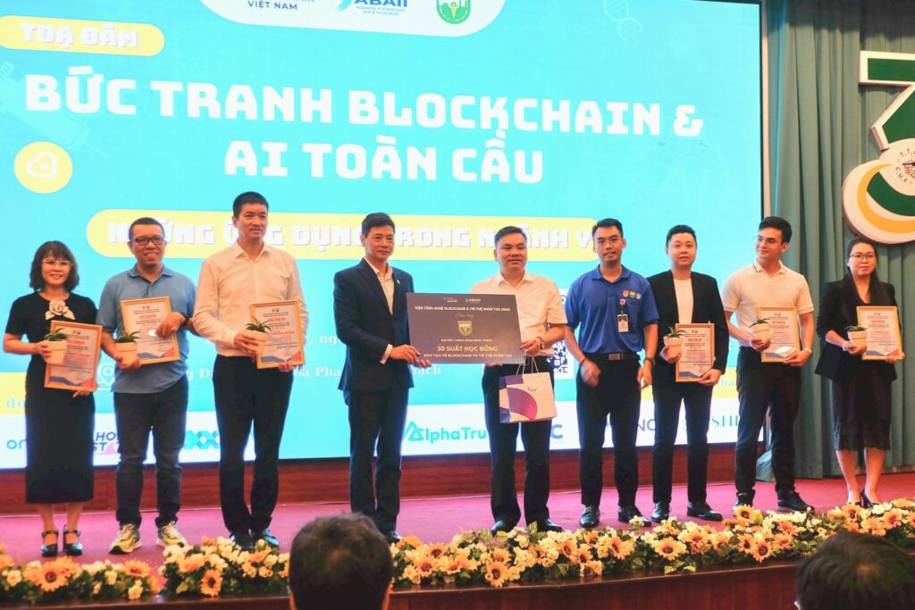 Mr. Đào Trung Thành, representing the ABAII Institute, awarded 30 scholarships for training in Blockchain and AI, aiming to equip medical students with the necessary knowledge and skills to apply AI in the healthcare field in the future.