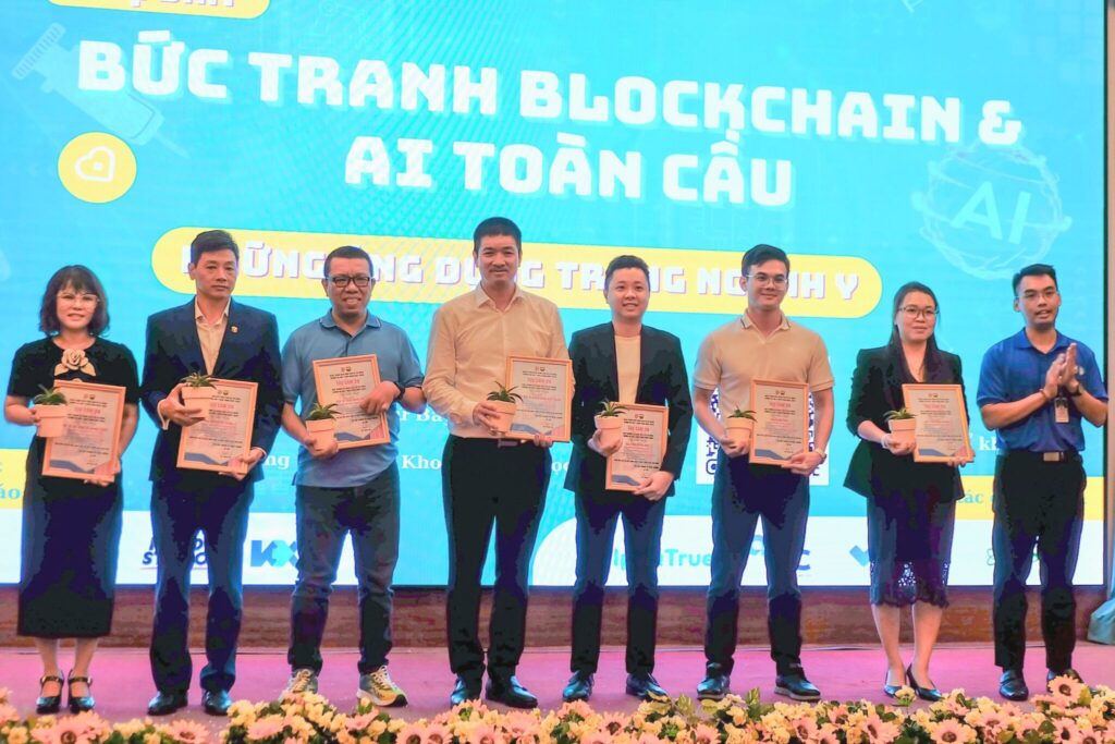 A representative from Pham Ngoc Thach University of Medicine presented letters of appreciation to the experts and speakers who participated in the program, recognizing their valuable contributions in sharing knowledge and skills about the groundbreaking application of AI in the global healthcare sector.