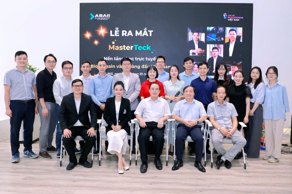 Professor Hoàng Văn Huây, Ph.D., former Deputy Minister of Science and Technology, Chairman of the Vietnam Blockchain Association (VBA), and Chairman of the ABAII Institute’s Scientific Council (center), along with the development team of the MasterTeck online learning platform at the launch event.