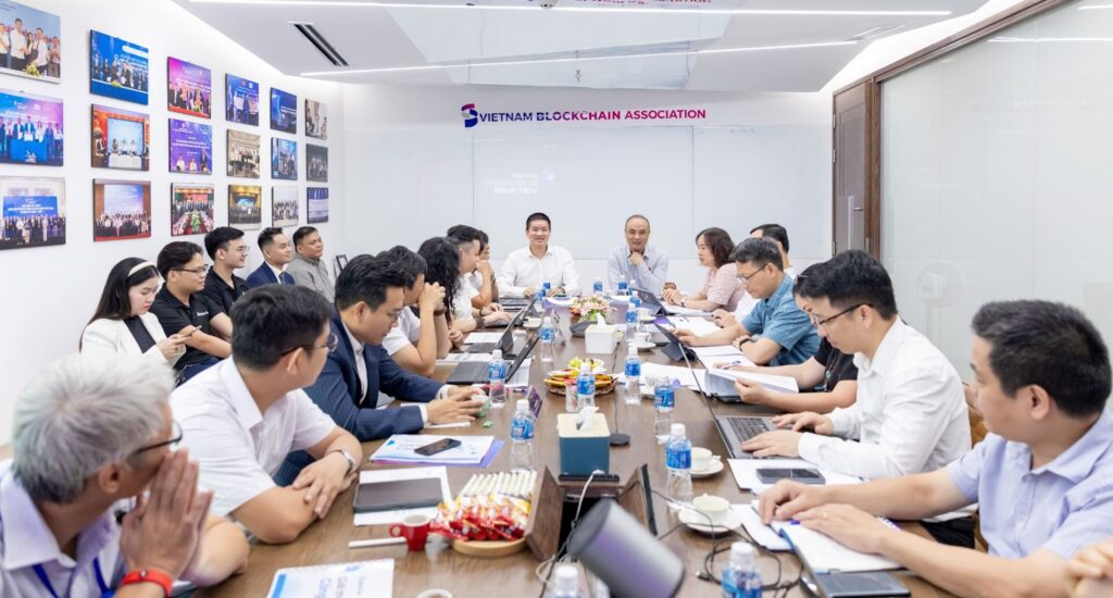 The leadership of the Vietnam Blockchain Association (VBA) welcomed the delegation from the National Assembly's Committee on Science, Technology, and Environment, led by Mr. Nguyen Phuong Tuan, Deputy Chairman of the Committee, for the second visit and working session at the Association's headquarters.