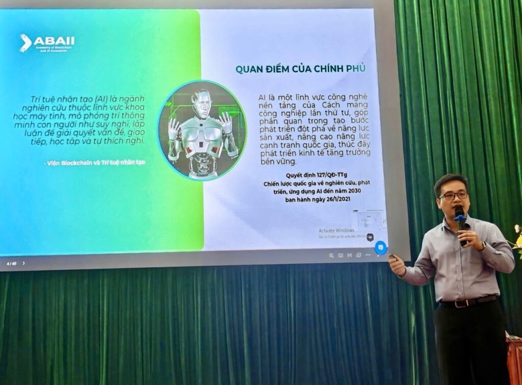 Mr. Nguyễn Văn Tiệp, Deputy Director of Training at the ABAII Institute, shared practical applications of AI in management and production