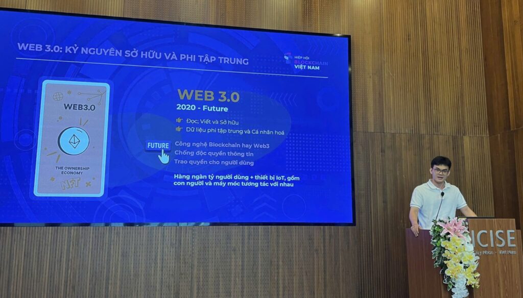 Mr. Quốc shared how Blockchain can enhance administrative management efficiency and data transparency to promote digital transformation in Bình Định.